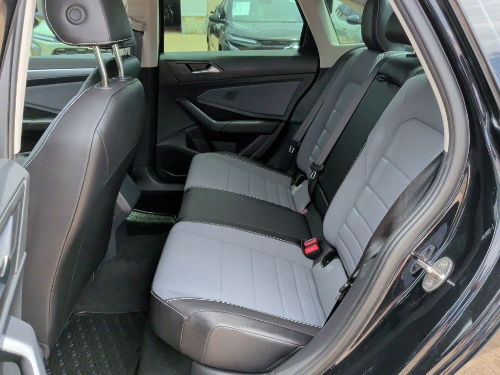 Used 2025  Volkswagen 1.5T SE image 32