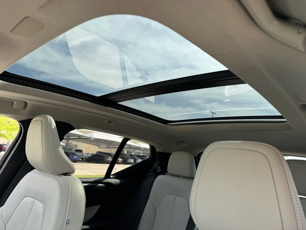 Used 2020 Black Volvo Momentum image 25