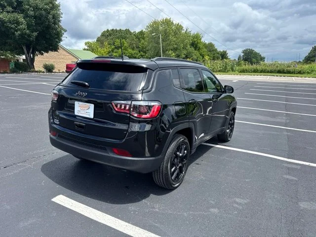 New 2026 Diamond Black Crystal Pearl-Coat Exterior Paint Jeep Latitude image 7