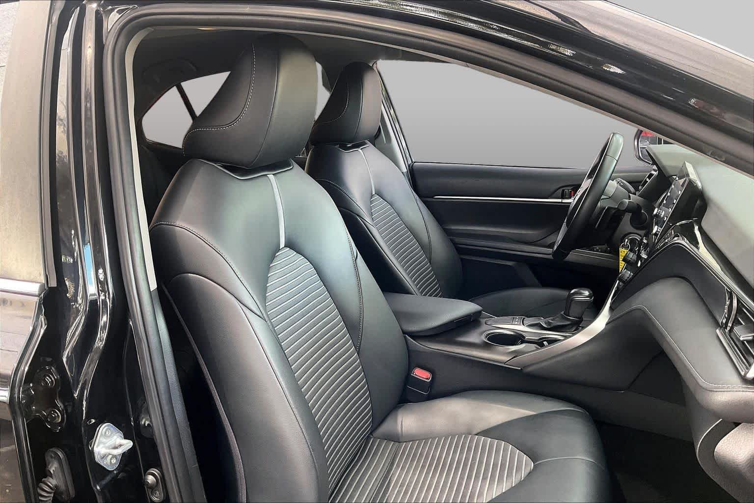 Used 2022 Midnight Black Metallic Toyota SE image 9