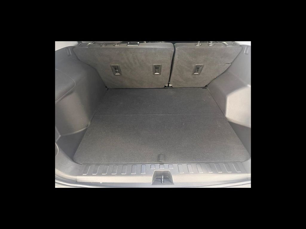 Used 2022 White GMC SLE image 20