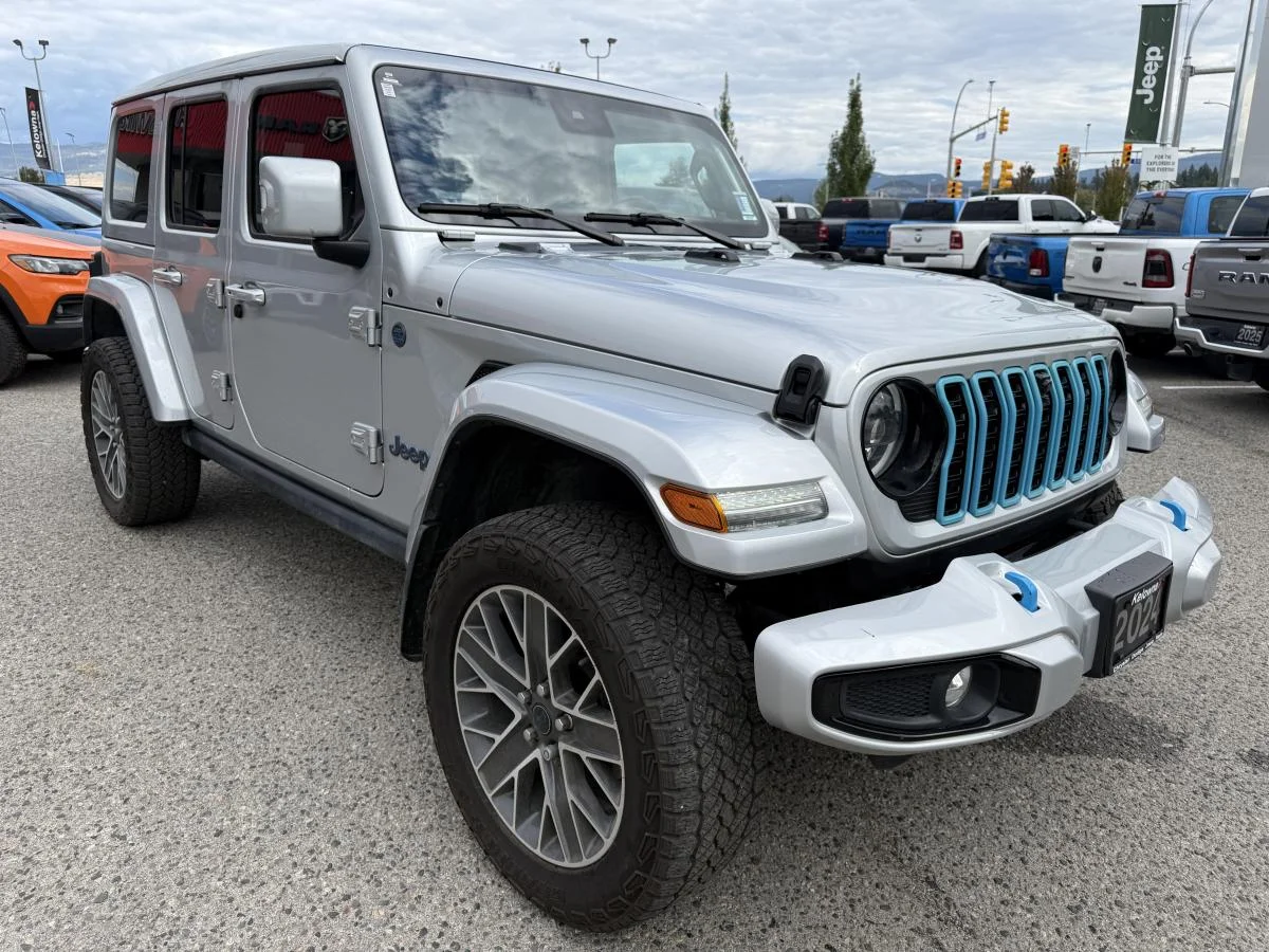 Used 2024 Silver Jeep High Altitude image 8