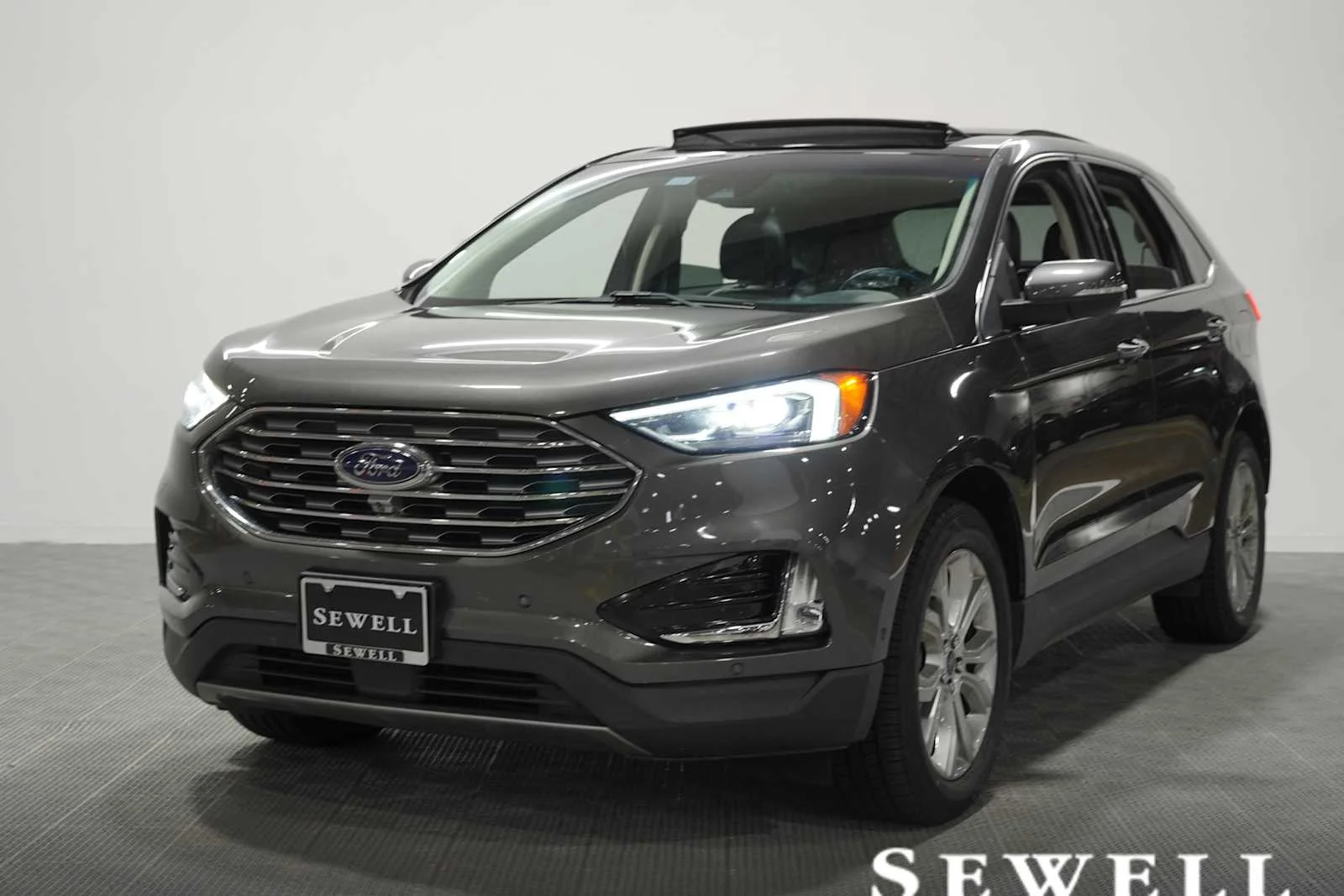 2019 Ford Edge Titanium's photo