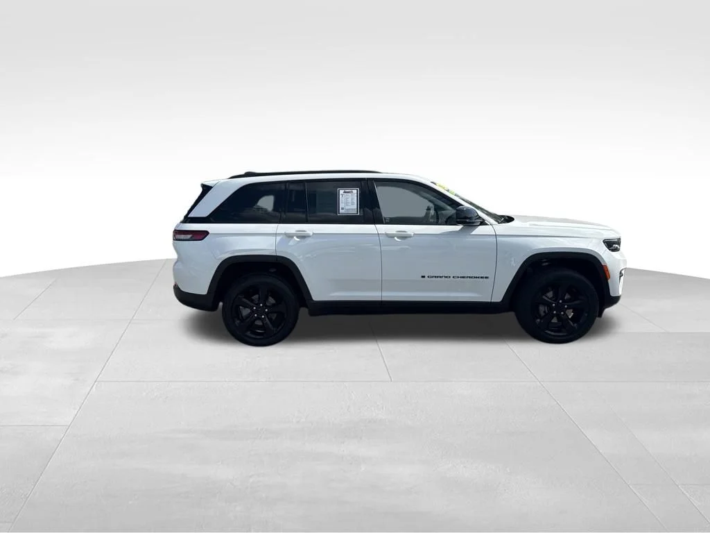 Used 2025 White Jeep Altitude X image 7