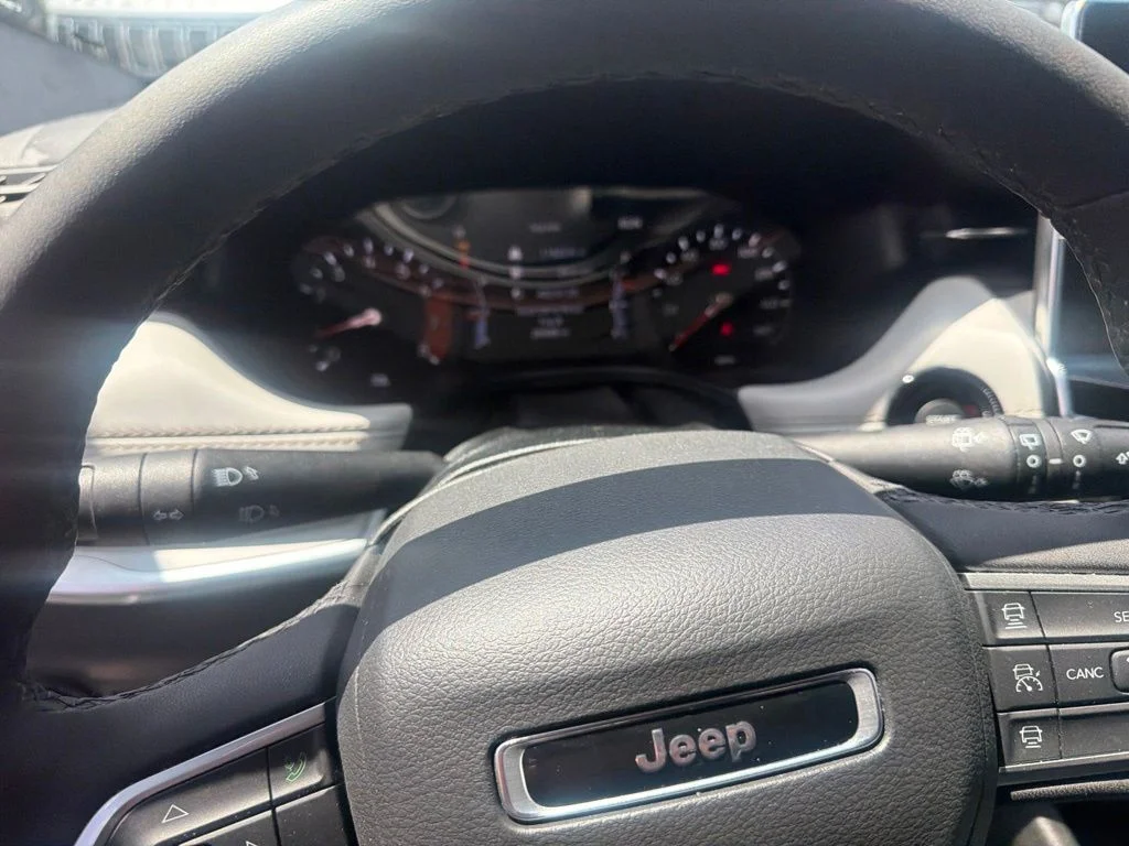 Used 2025 White Jeep Limited image 11