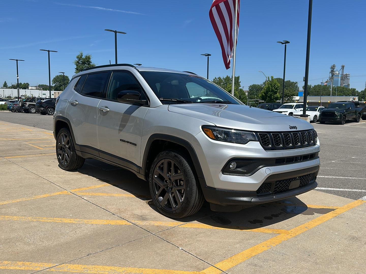 New 2026 Silver Zynith Metallic Clearcoat Jeep Latitude Altitude image 5