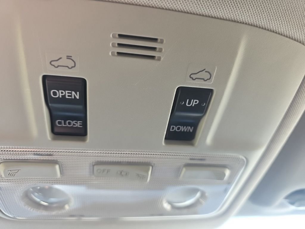 Used 2013 White Toyota XLE image 19
