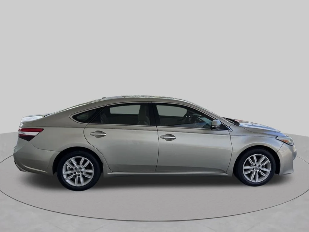 Used 2015  Toyota XLE Premium image 6