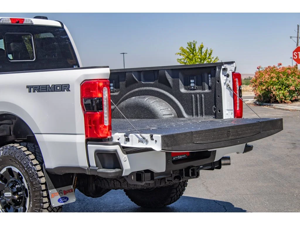 New 2026 Oxford White Ford LARIAT image 10