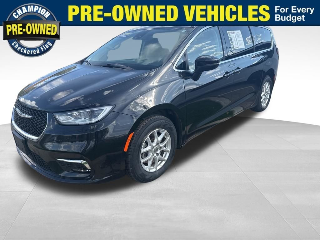 2023 Chrysler Pacifica Touring L's photo