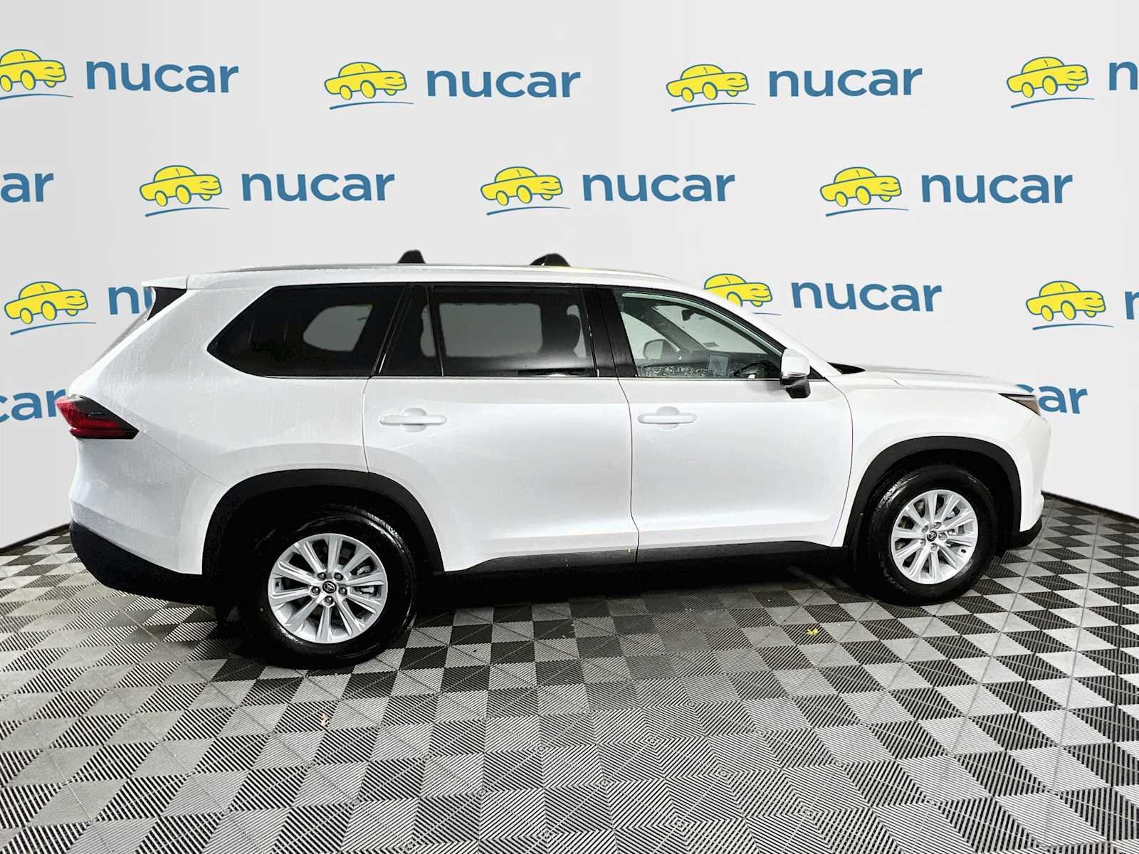 Used 2026 Wind Chill Pearl Toyota Hybrid XLE image 8