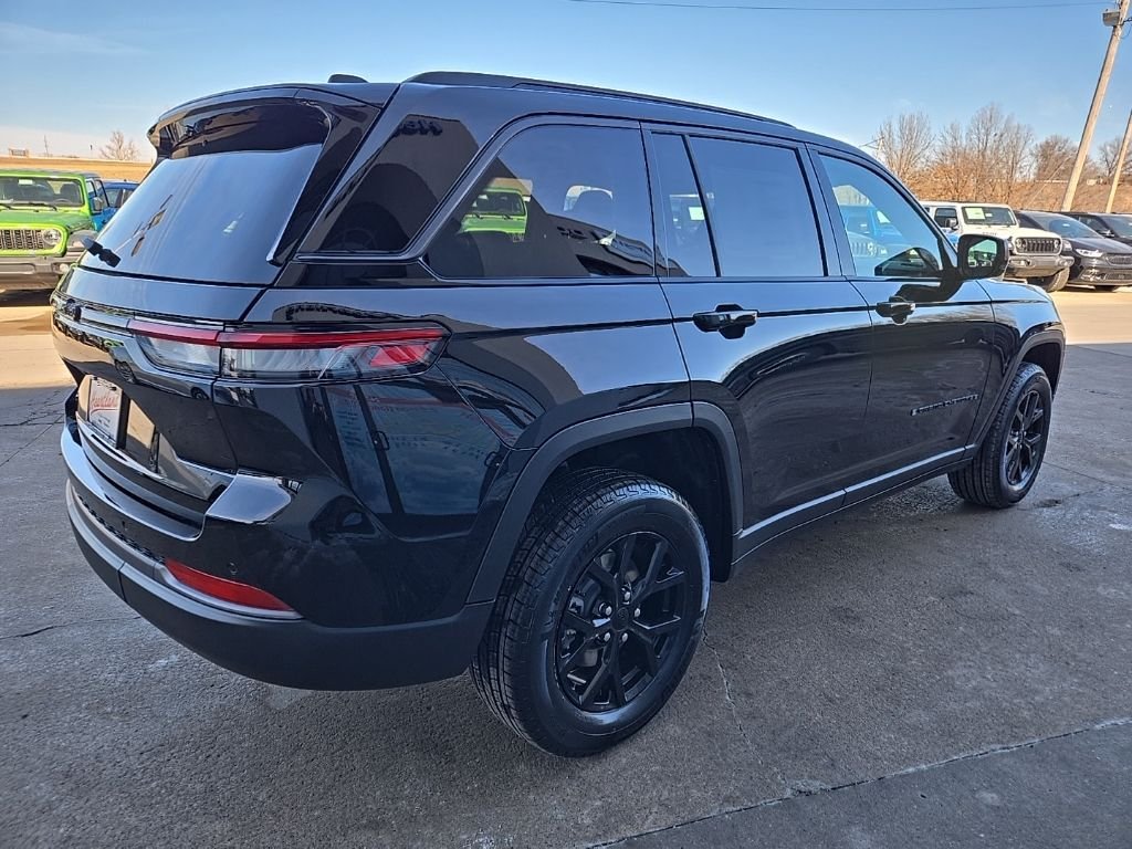 New 2026 Diamond Black Crystal Pearl-Coat Exterior Paint Jeep Altitude image 11