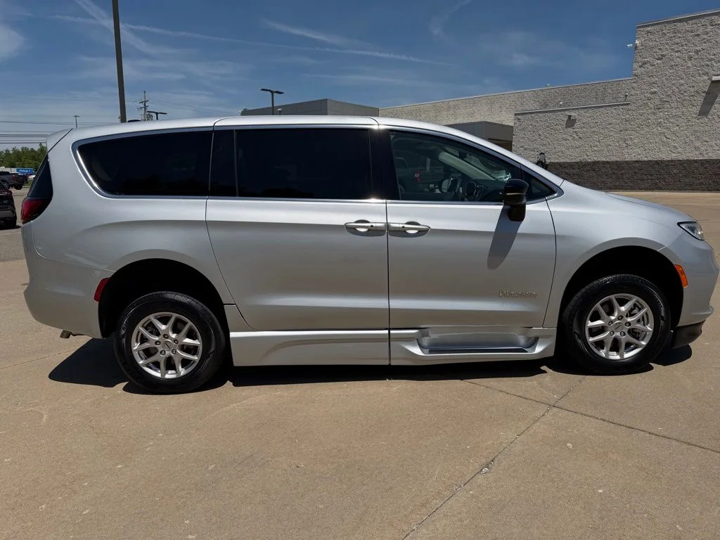 Used 2024 Silver Chrysler Touring L image 6