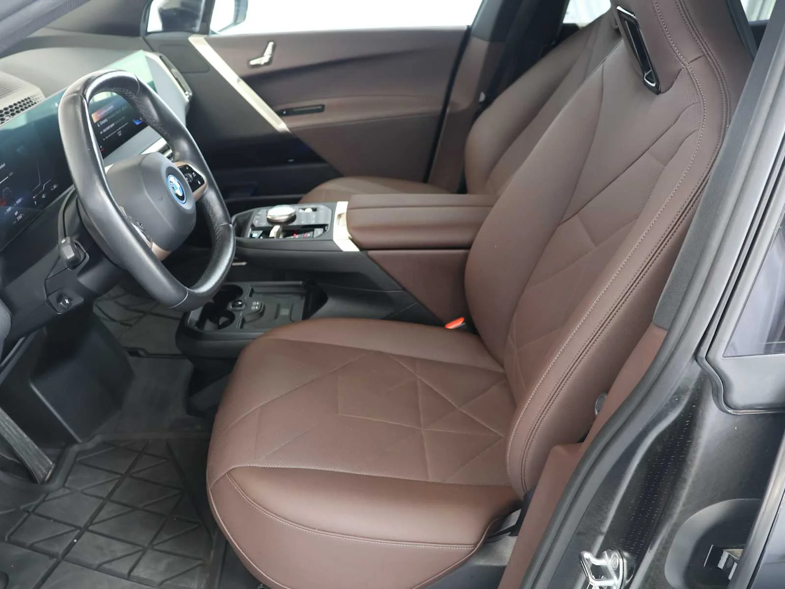 Used 2023 Black Sapphire Metallic BMW xDrive50 image 13