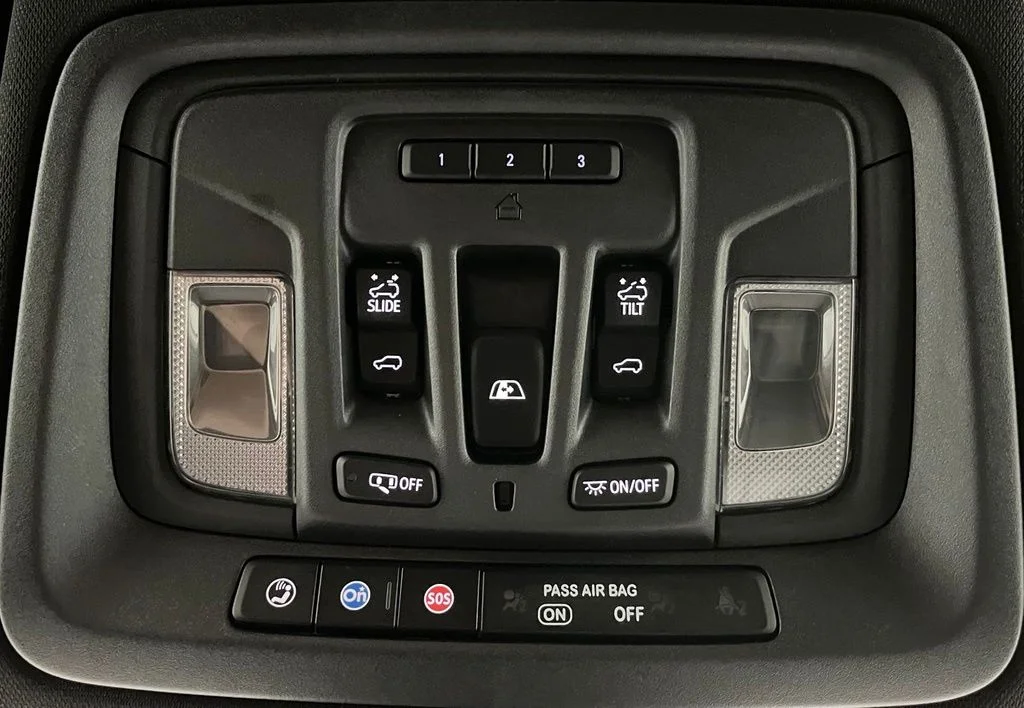Used 2022 White GMC AT4 image 38
