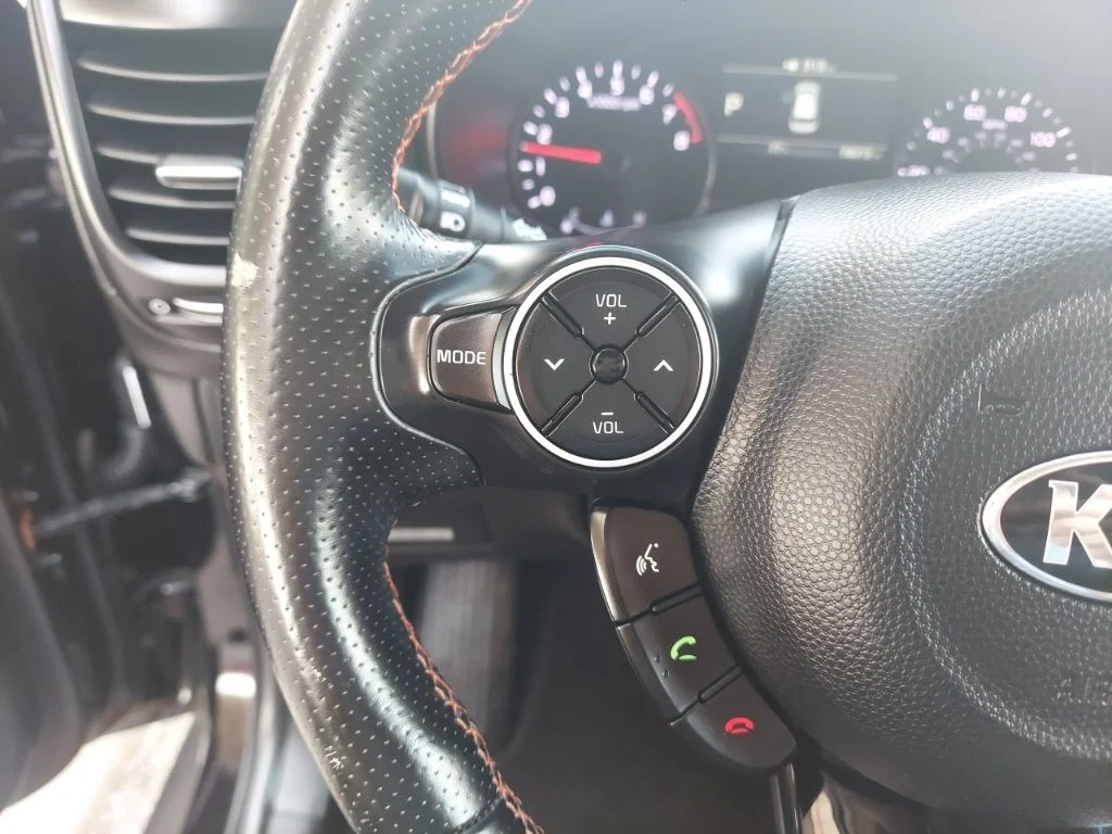 Used 2018 Black Kia Exclaim image 12