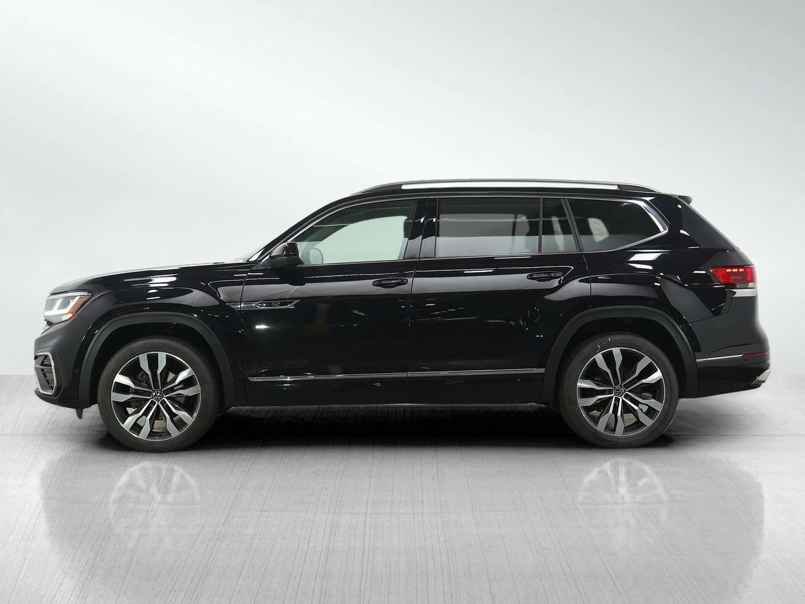 Used 2022 Volkswagen Atlas SEL Premium R-Line with VIN 1V2FR2CA7NC540241 for sale in Wayzata, Minnesota