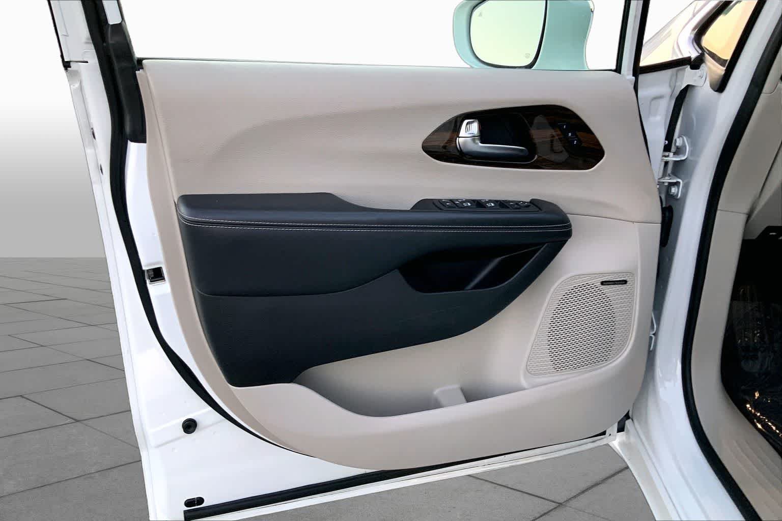 Used 2022 Bright White Clearcoat Chrysler Limited image 21