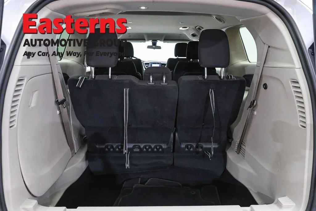 Used 2022 White Chrysler LX image 9