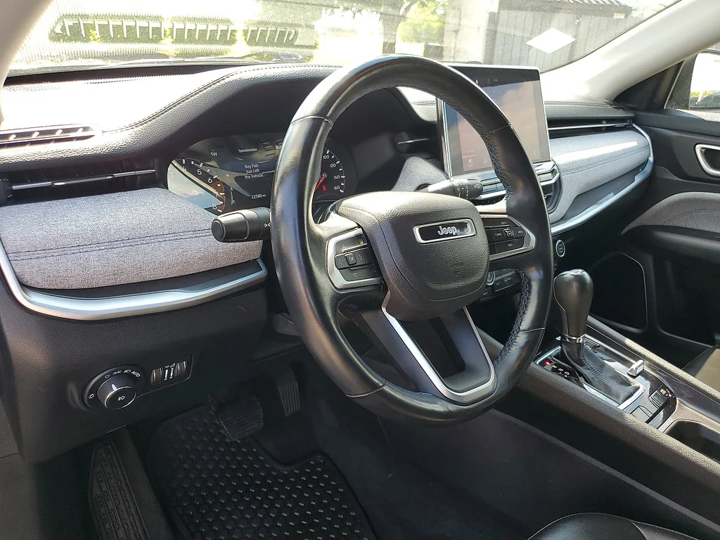 Used 2022 Granite Crystal Metallic Clear Coat Jeep Latitude image 19