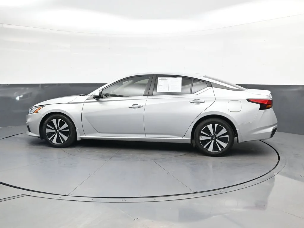 Used 2022 Silver Nissan 2.5 SV image 8