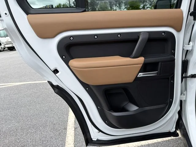 Used 2025 White Land Rover 130 P400 X-Dynamic SE image 22