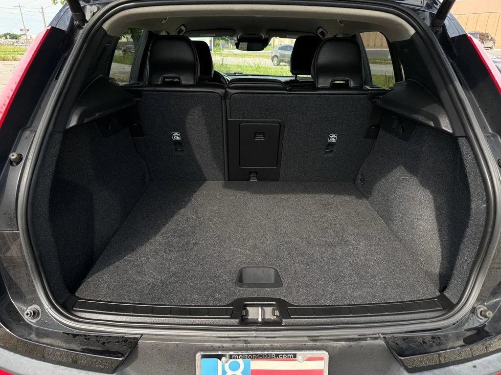 Used 2022 Black Volvo Momentum image 21