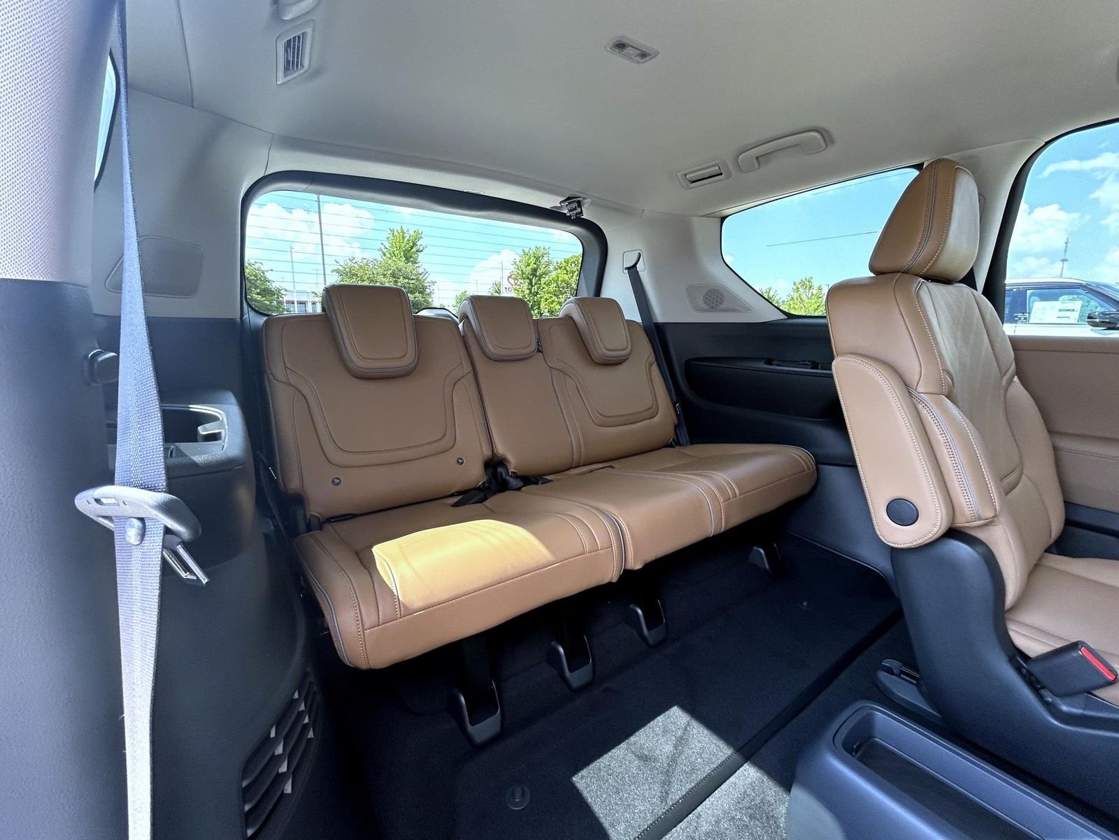 New 2027 RADIANT WHITE INFINITI Luxe 4WD image 19