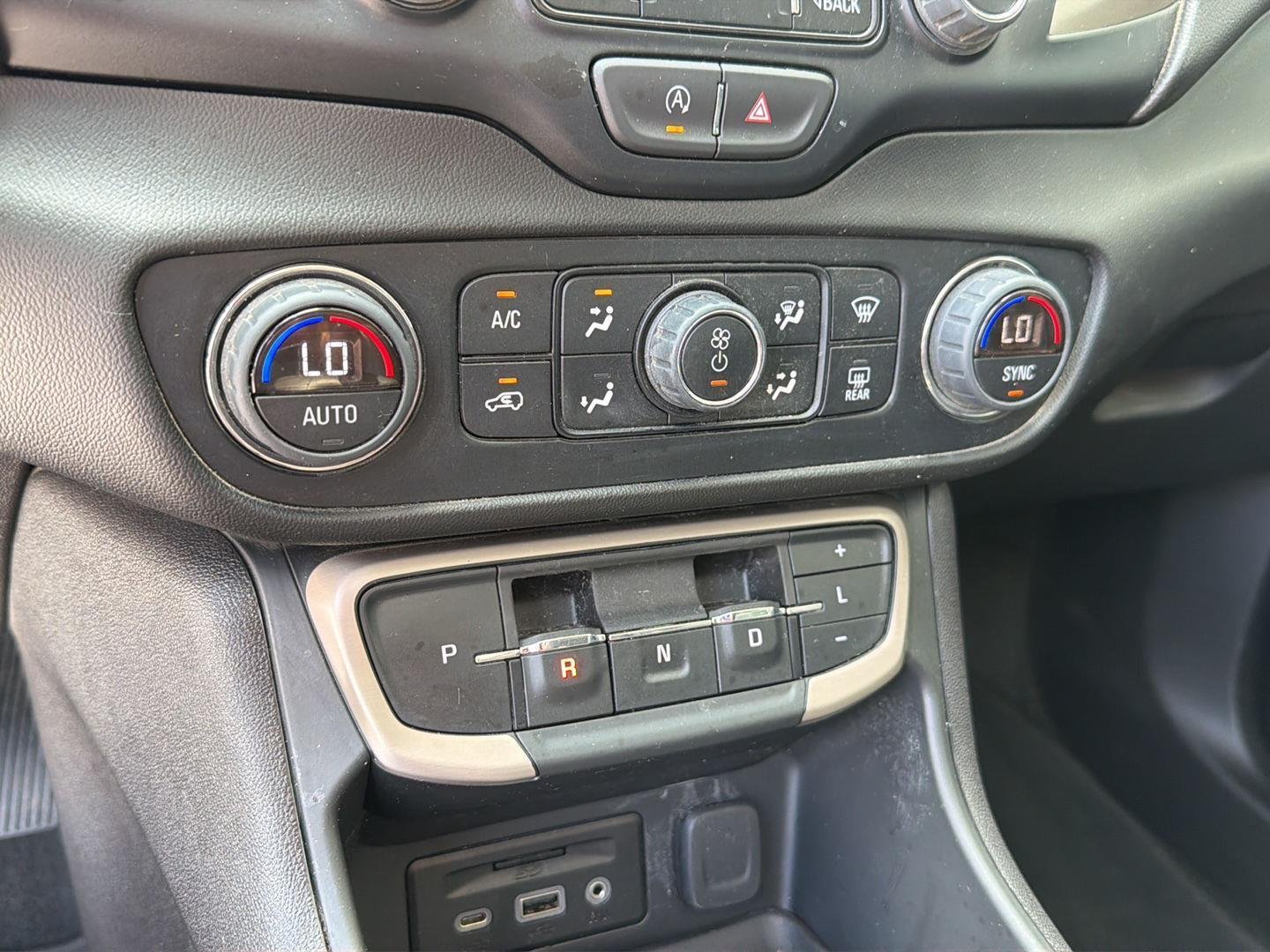 Used 2024 White Frost Tricoat GMC Denali image 27