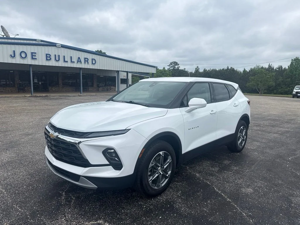 Used 2025 White Chevrolet LT image 17