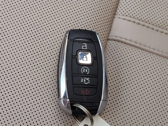 Used 2019 Ruby Red Metallic Lincoln Reserve image 28