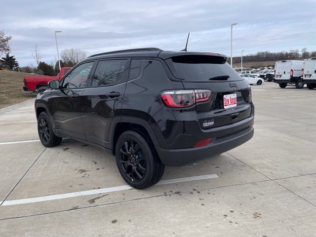 New 2026 Diamond Black Crystal Pearlcoat Jeep Latitude Altitude image 3
