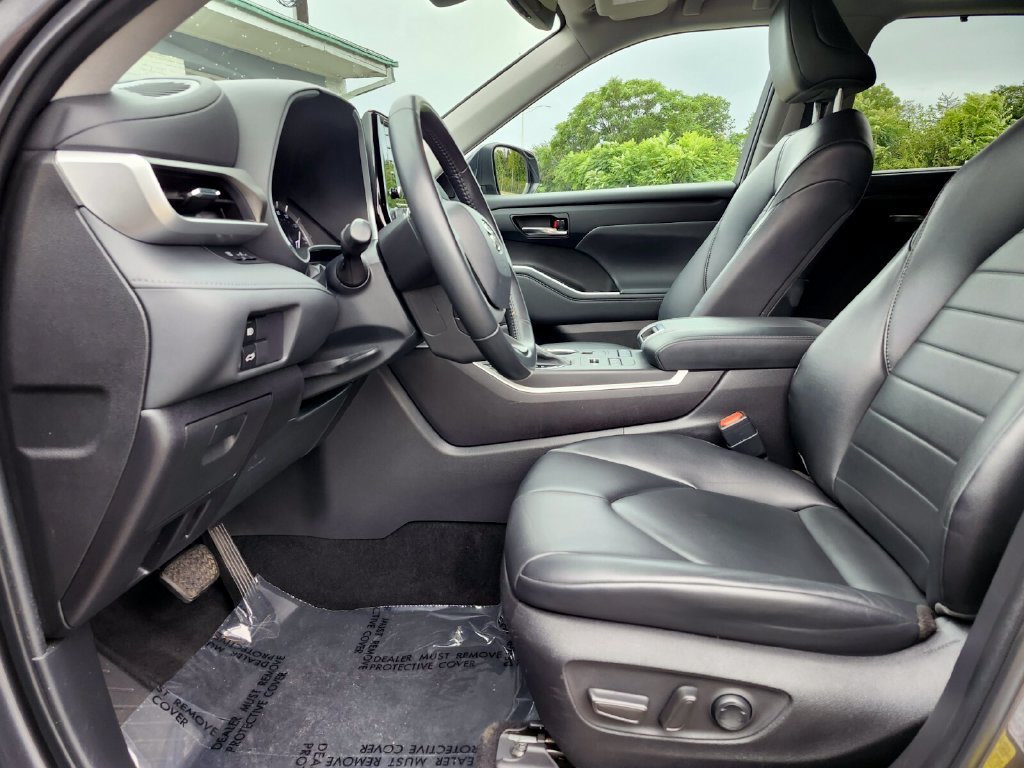 Used 2022 Gray Toyota XLE image 19