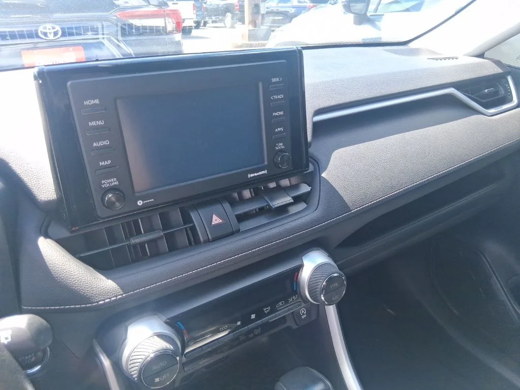 Used 2020 White Toyota XLE image 12