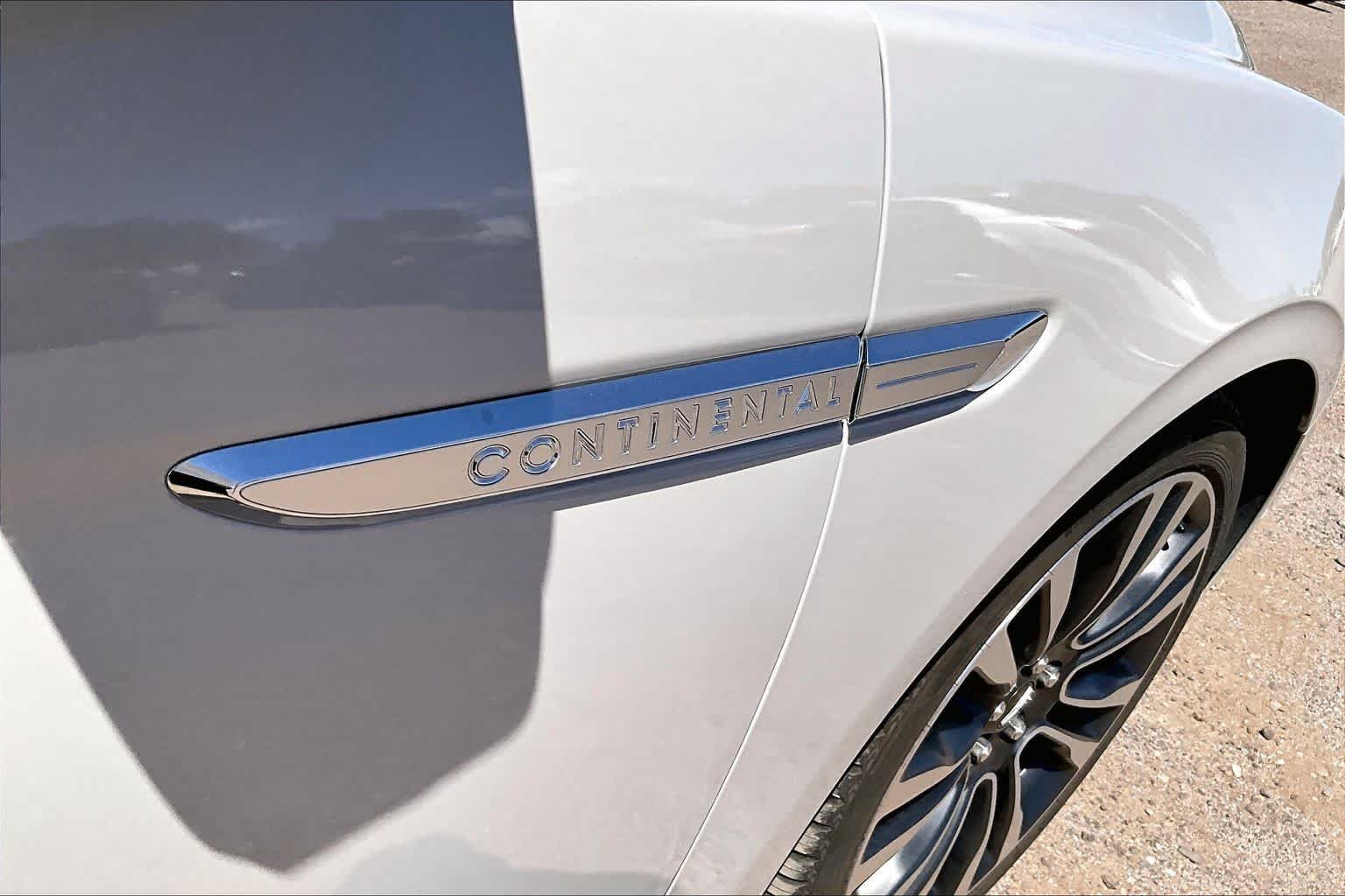 Used 2019 Ceramic Pearl Metallic Lincoln Reserve image 8