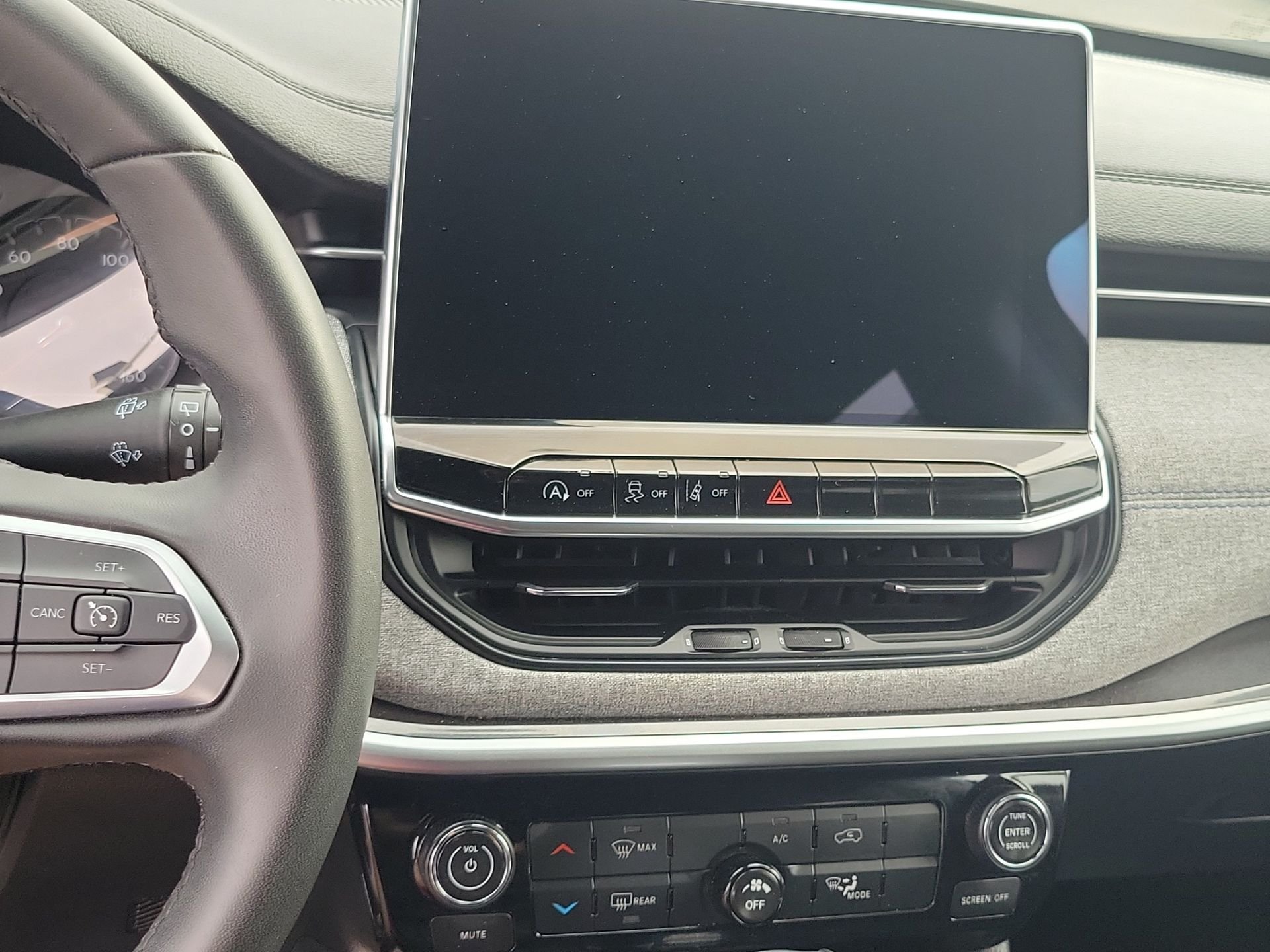 Certified Used 2024  Jeep Latitude image 14