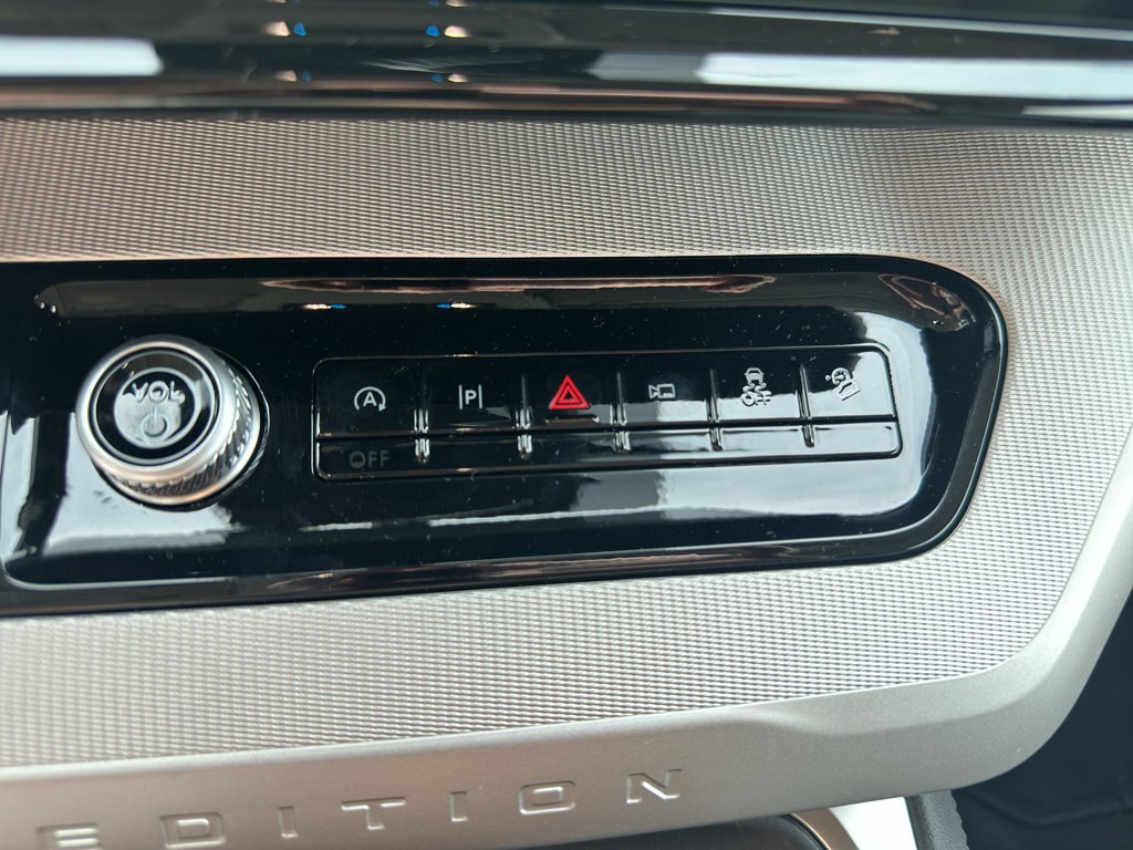 New 2027 Star White Metallic Tri-Coat Ford Active image 22