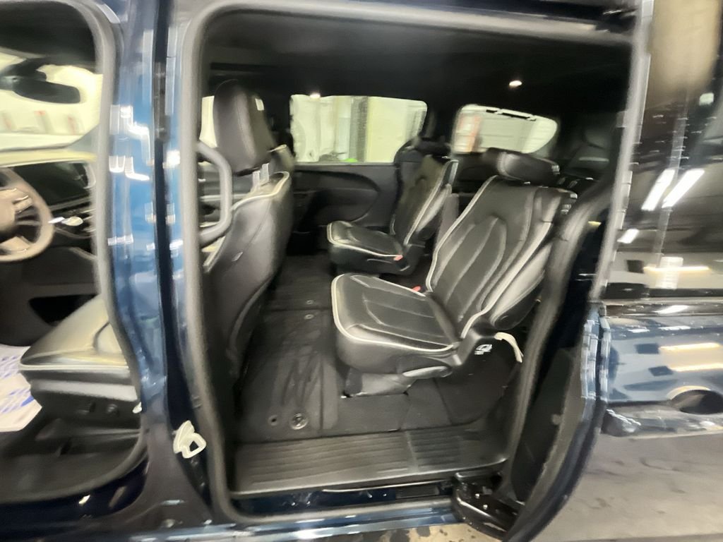 Used 2025 Blue Chrysler Limited image 22