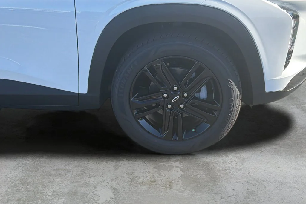 New 2026 Summit White Chevrolet ACTIV image 9