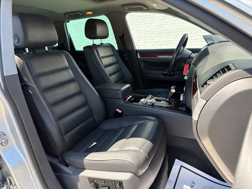 Used 2006 Silver Volkswagen V10 TDI image 13