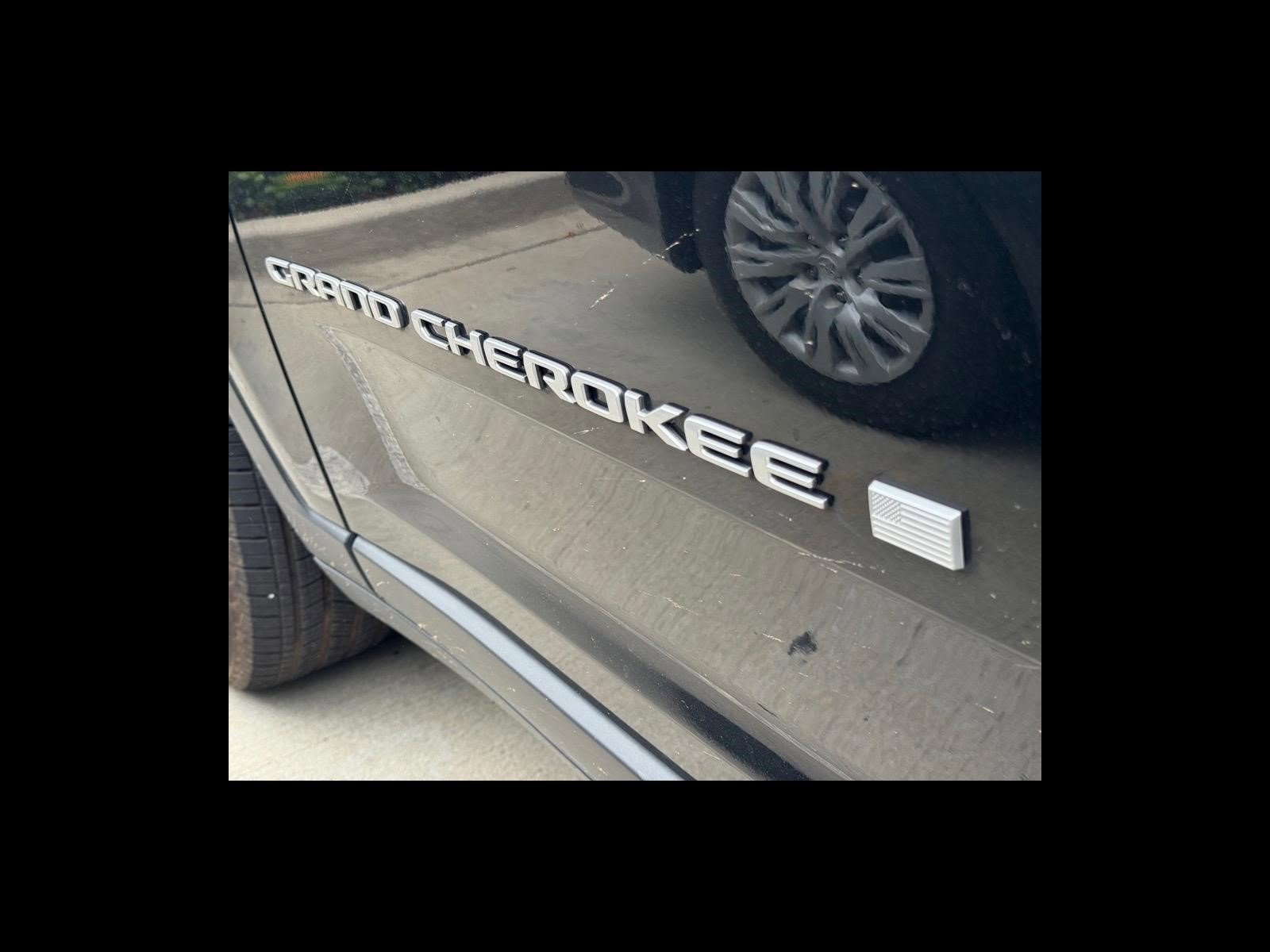 Used 2025 Diamond Black Crystal Pearlcoat Jeep Laredo X image 7