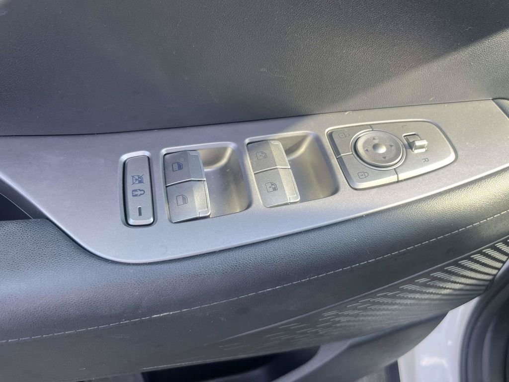 Used 2025 White Hyundai SEL image 15