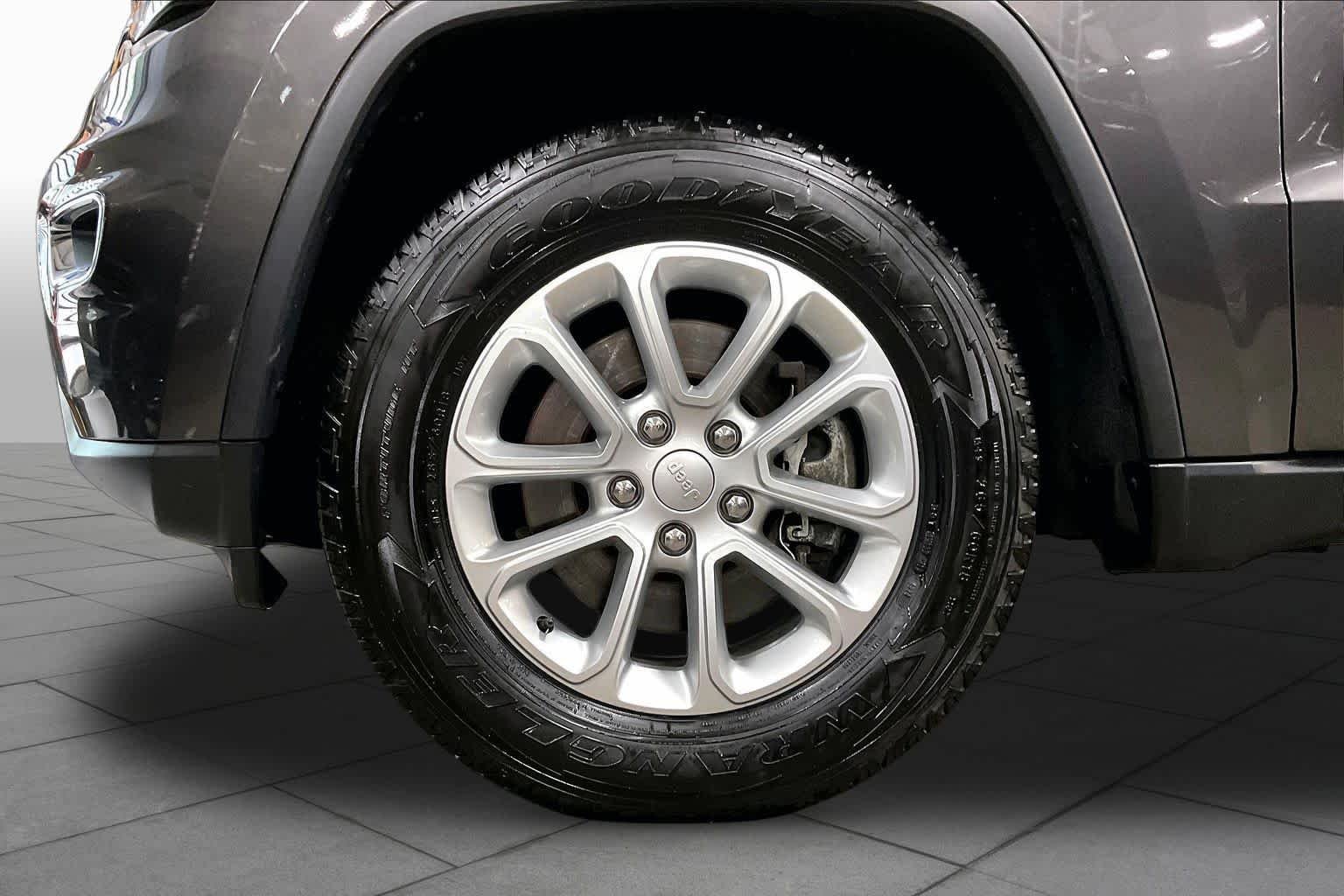 Used 2021 Granite Crystal Metallic Clearcoat Jeep Laredo E image 11