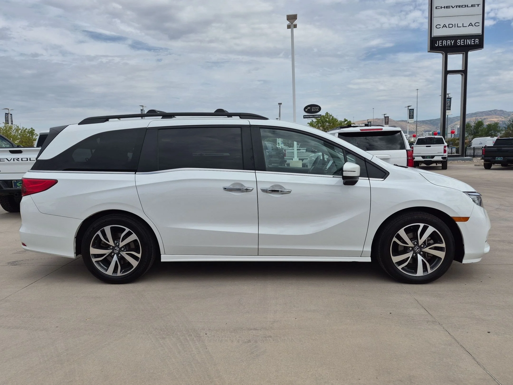 Used 2023 Platinum White Pearl Honda Touring image 7