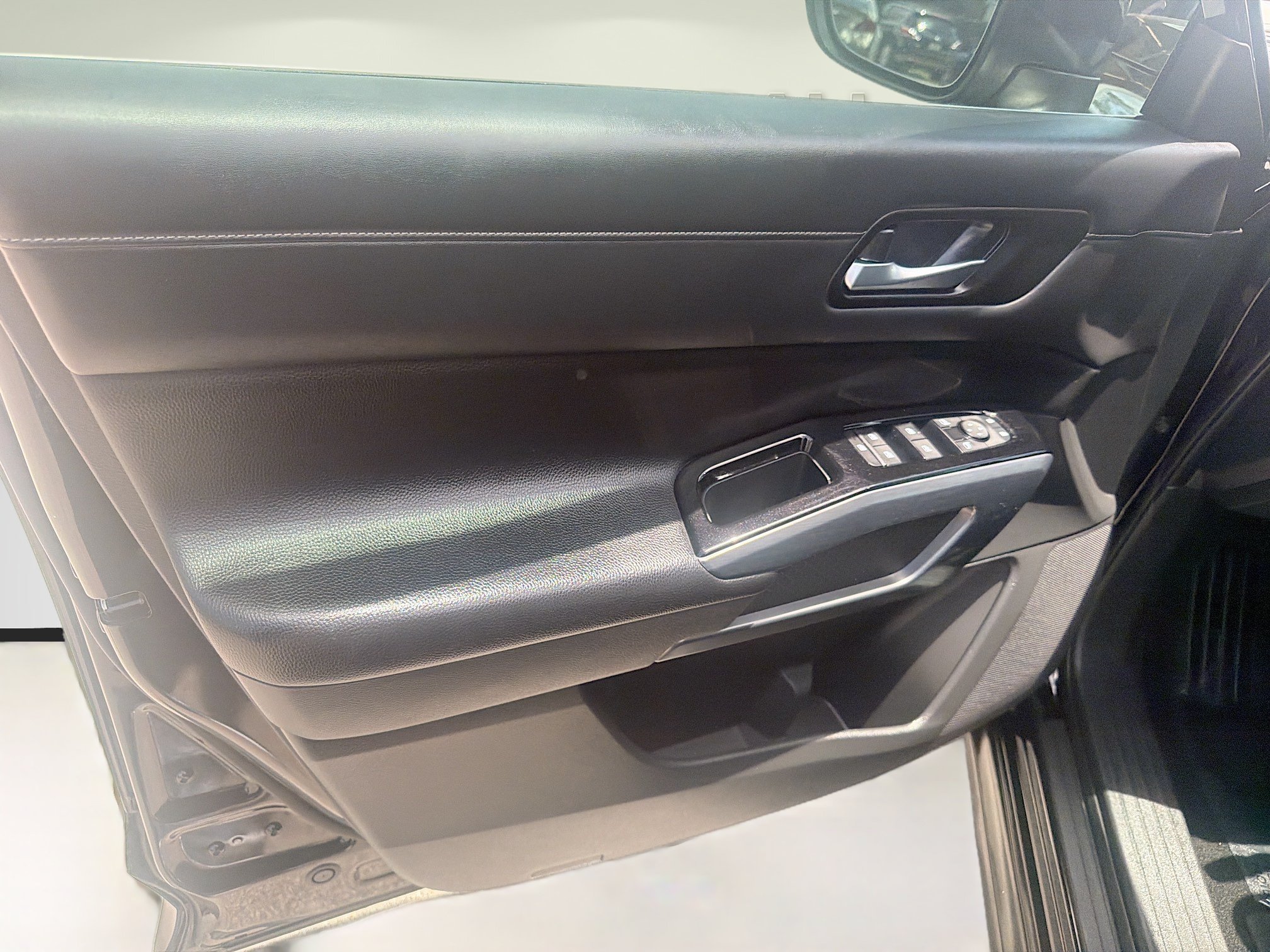 Used 2024 Super Black Nissan SL image 17