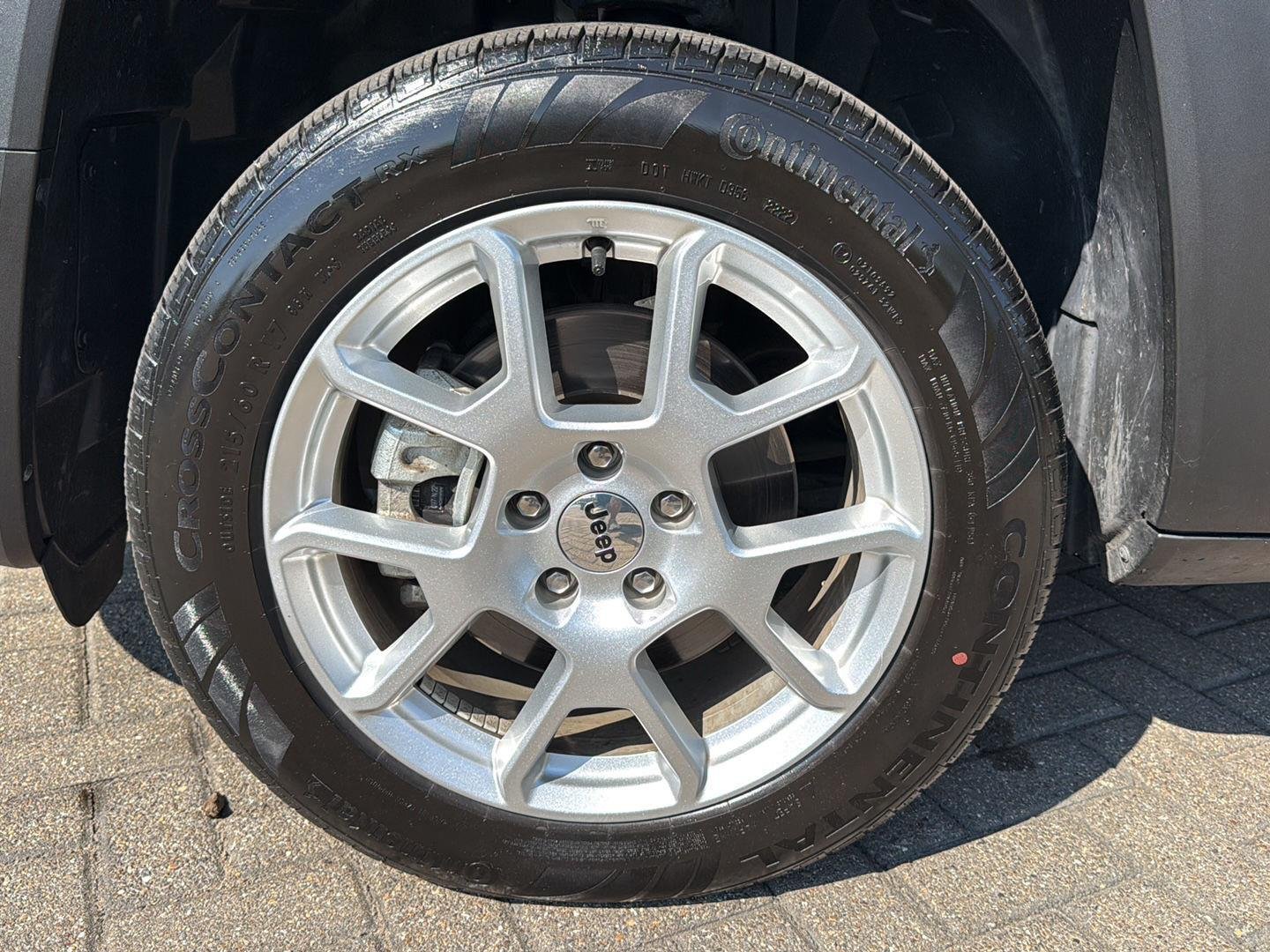 Used 2022 Black Clearcoat Jeep Latitude image 10