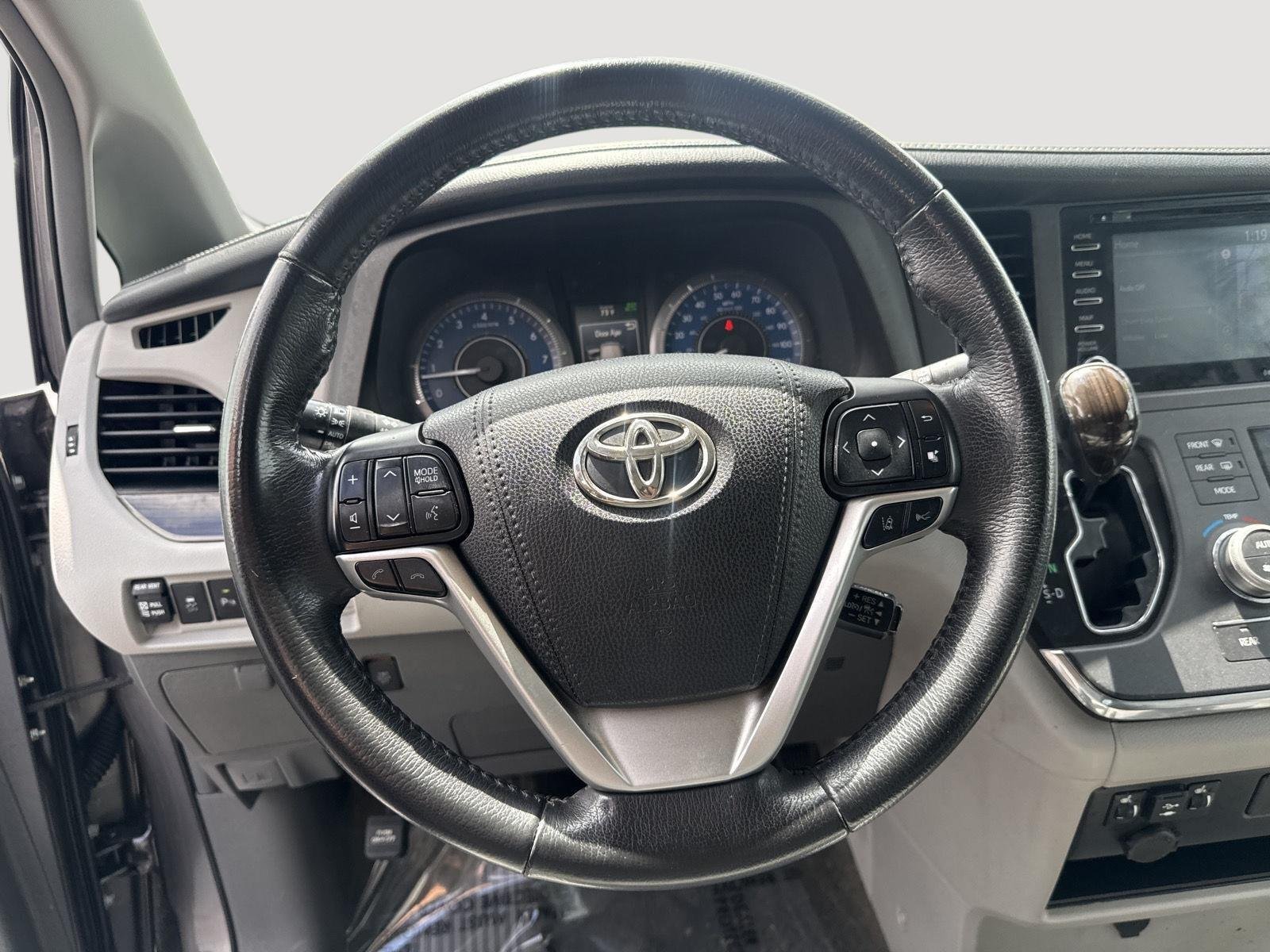 Used 2018 Predawn Gray Mica Toyota XLE image 13