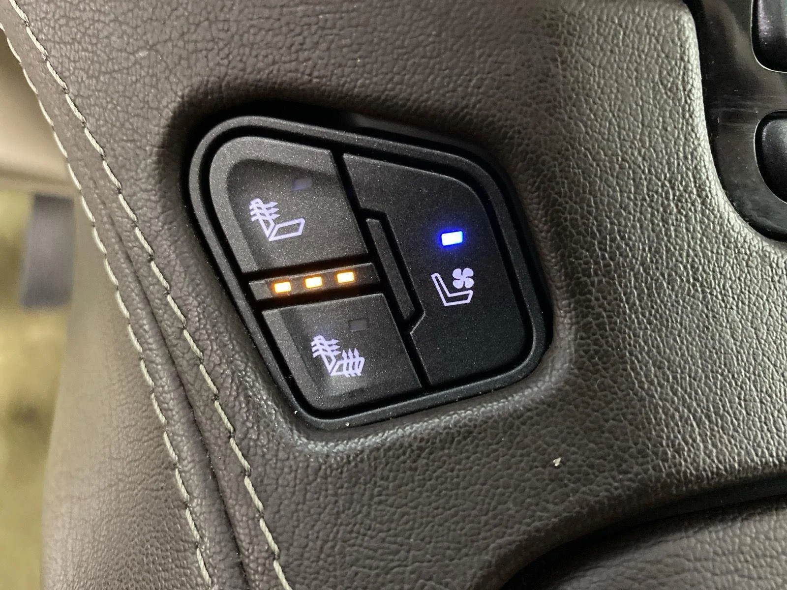Used 2018 Summit White Chevrolet Premier image 24