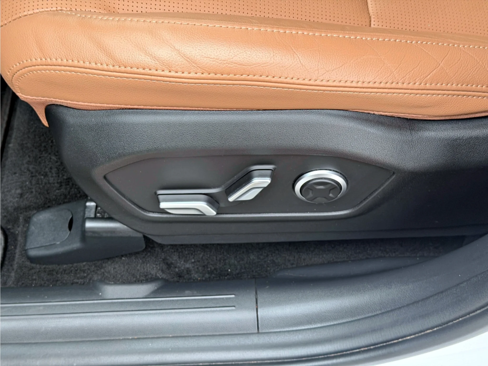 Used 2024 Serenity White Hyundai Limited image 19
