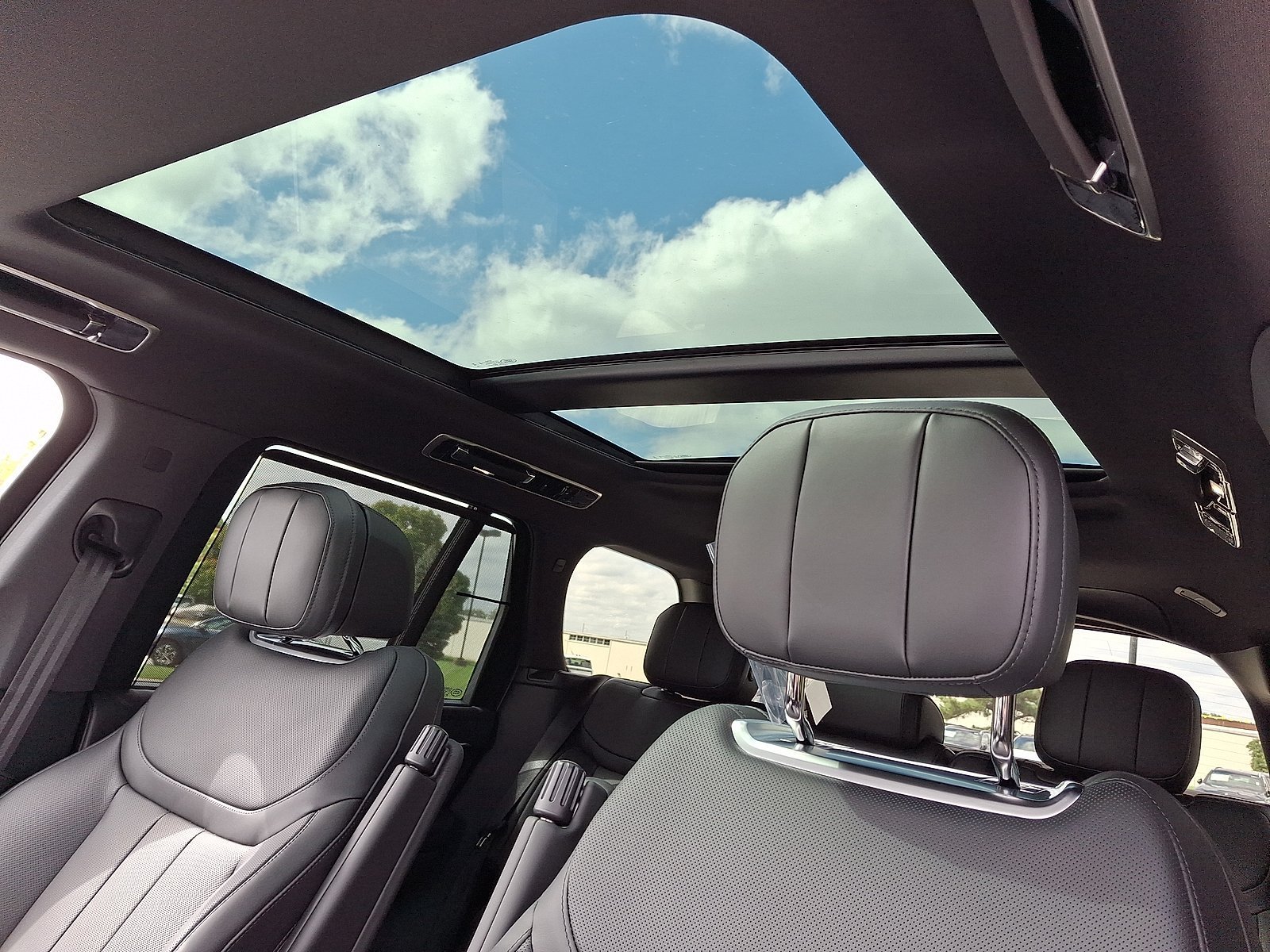 New 2027 Eiger Grey LAND ROVER SE image 11